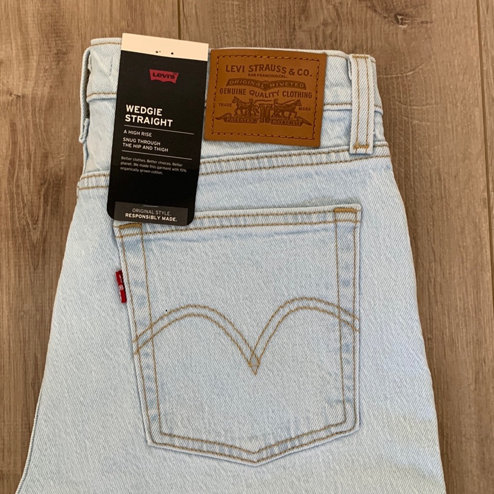 NWT. Levi’s Wedgie straight jeans